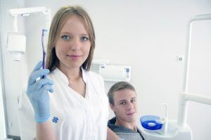 トップページブログ虫歯って自分で治す方法ってあるの？ 虫歯って自分で治す方法ってあるの？ 歯は常に脱灰と再石灰化を繰り返しています。その過程で歯の表面が溶け出すということがありますが、虫歯においてもその範疇であれば自分で治すことが可能です。 これは、虫歯の基準でいうところのC0に相当する状態です。歯の表面にあるエナメル質が浸蝕される前であれば、しっかりと歯磨きをしていけば問題ないでしょう。ただし、エナメル質が侵されるC1以降の状態になってしまったらもはや自力では治せないので、早めに歯科医院に来院して治療するのがおすすめです。この状態では自覚症状も少ないため見逃されがちになりますが、まだ簡易の治療で済みます。 歯磨きをしなくても虫歯ができない人がいるって本当？ はい。人によっては全く歯磨きをしなくても虫歯にならないという人もいます。虫歯の原因菌であるミュータンス菌などの数が極端に少ない、もしくは全くいないというケースでしょう。 口内にいる細菌は幼少期の頃に棲み分けが行われ、その後その割合はほぼ生涯続きます。この過程で虫歯菌が入り込まなければ虫歯にならない、若しくはなりにくい口内環境になるという理屈です。 物心がつく前の段階になるので、このような理想的な口内環境にするためには、親御さんがどれだけ子供の歯の事を意識しているかにかかってきます。 虫歯予防ケアの仕方は人それぞれ