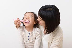 こどもが自分で歯みがき、大人が仕上げ